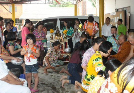 ทำบุญวันสงกรานต์ 2555  